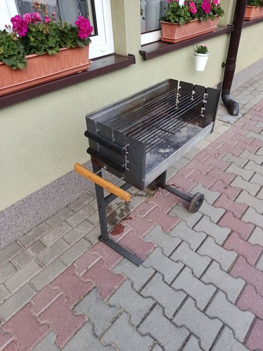 Grill ogrodowy węglowy