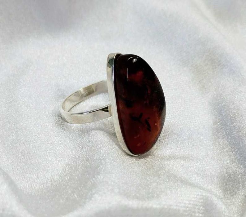 Srebrny pierścionek z bursztynem