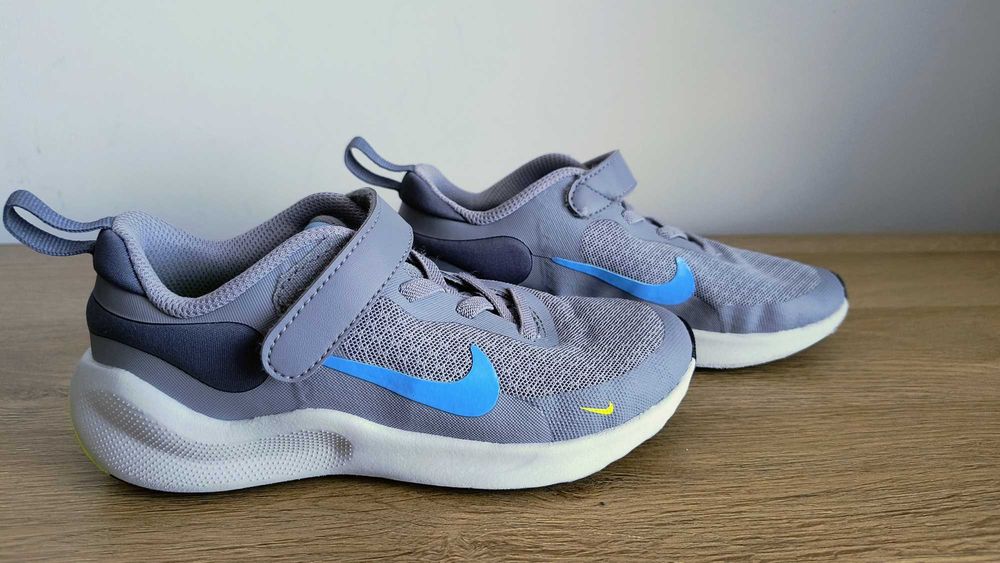 Buty chłopięce Nike Performance Revolution  7  r.  30