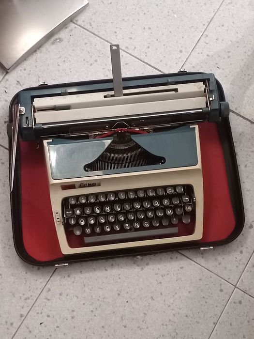 Maquina de escrever antiga marca Erika modelo 32