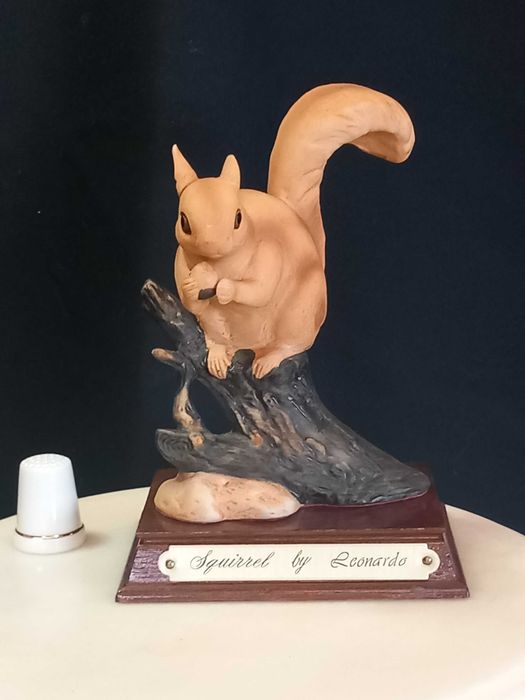 Esquilo Vintage sobre pedestal de madeira, Coleção Leonardo, anos 90.