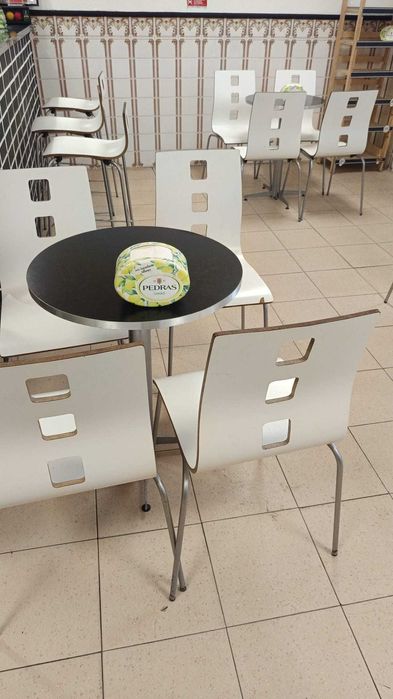 Conjuntos de cadeiras e mesas