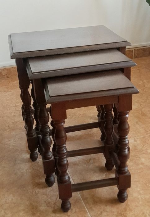 Mesas de apoio de encaixe