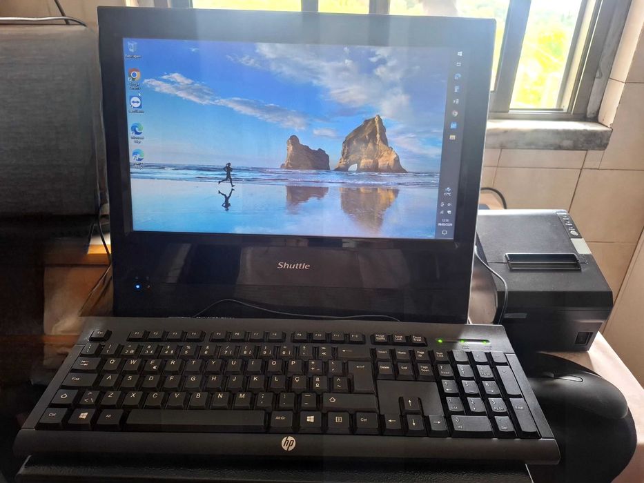POS usada com teclado rato e impressora