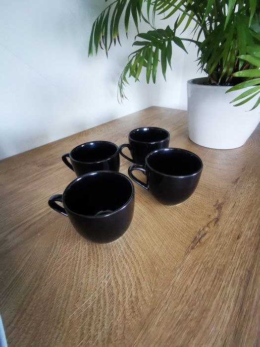 Zestaw 4 filiżanek.