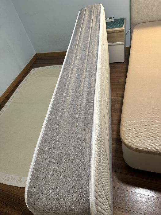 Excelente soumier individual com colchao e cabeceira eletrificada.