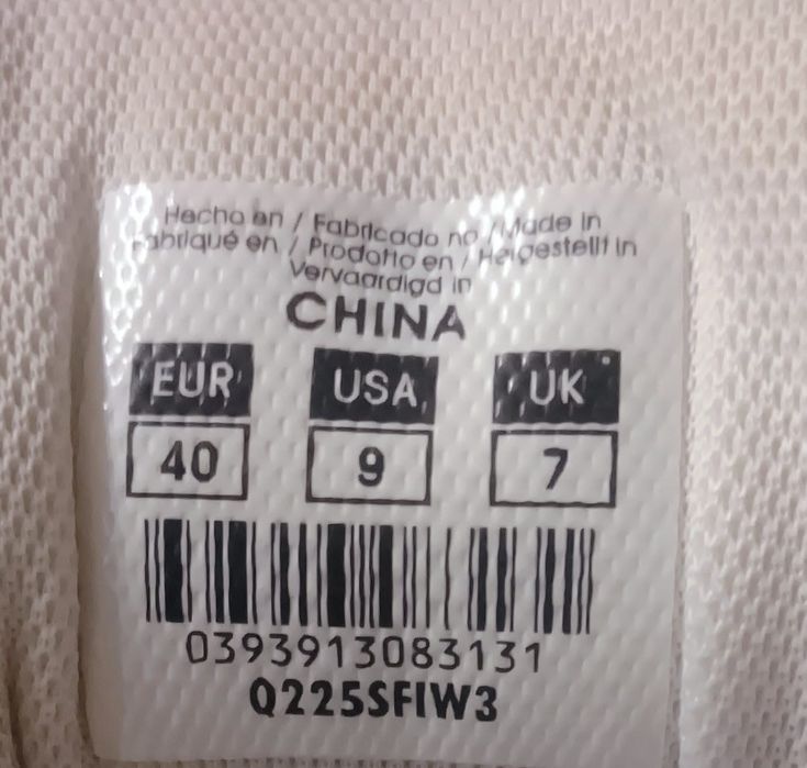 Sapatilhas Fila Brancas (Tamanho 40 EUR / 9 USA) – Como Novas