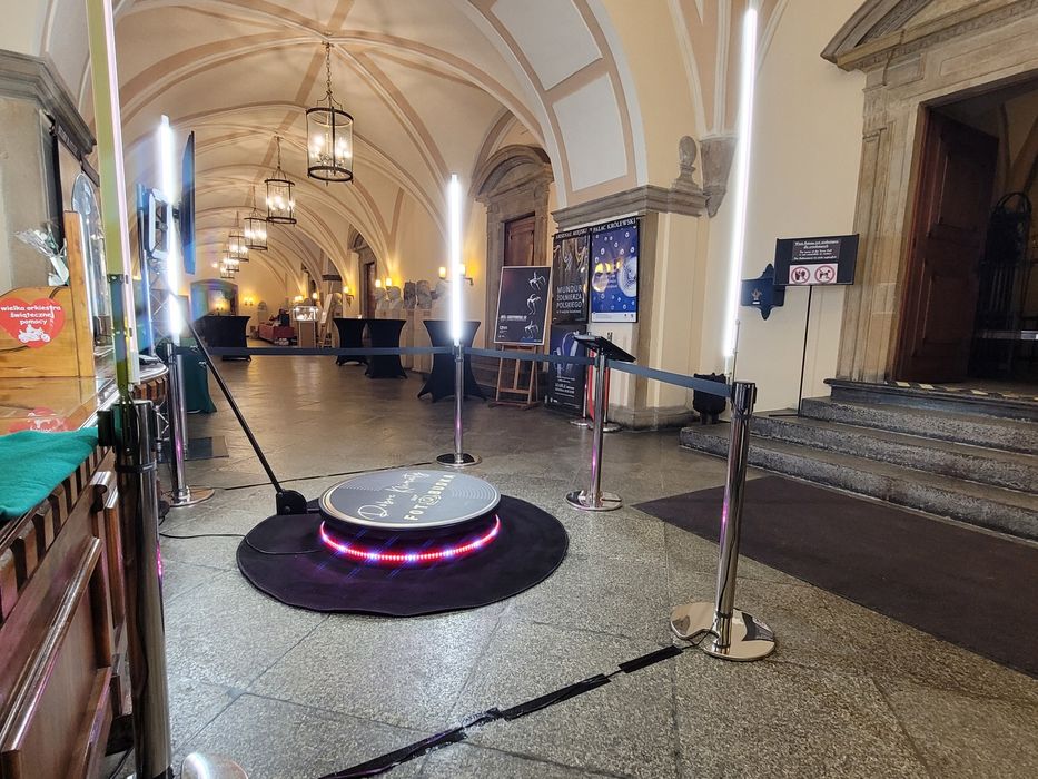 FOTOBUDKA360 | dzień kobiet | zabawa | konferencja | wesele | urodziny