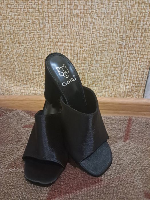 Шльопанці на каблуку