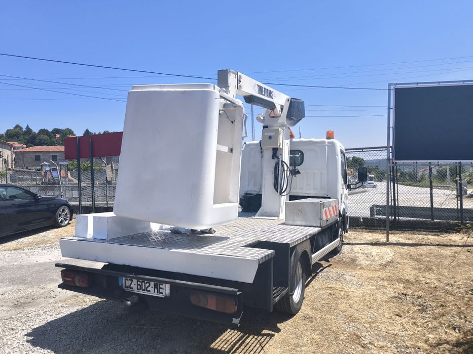 Nissan cabstar Naquel de grua elevatória