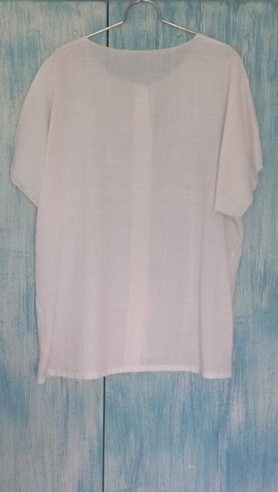 Blusa branca de linho bordada