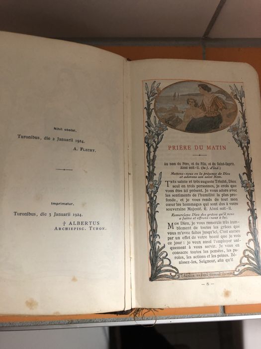 Старинная антикварная книга на французком языке