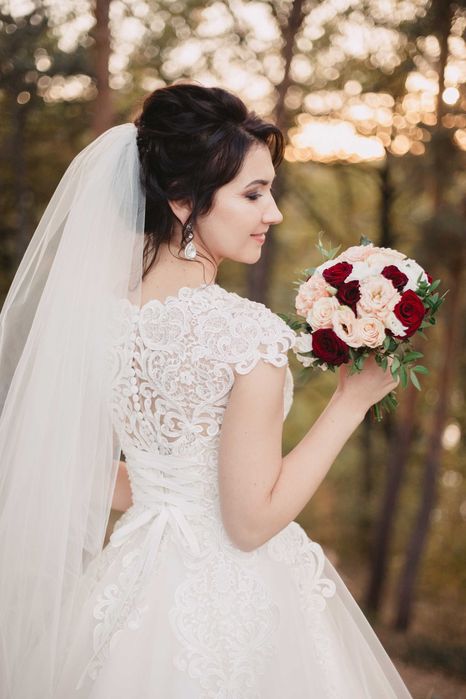 Ніжна весільна сукня