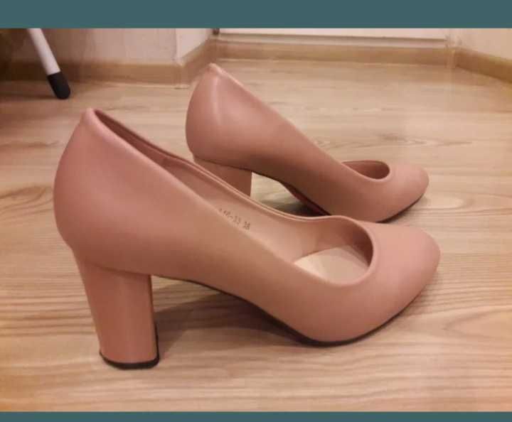 Продам женские туфли. 38 размер. НЕ кожа.