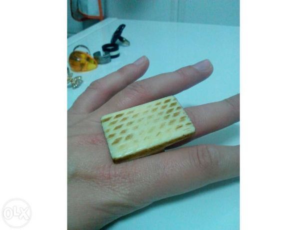 Anel quadrados bege e castanho (portes incluídos)