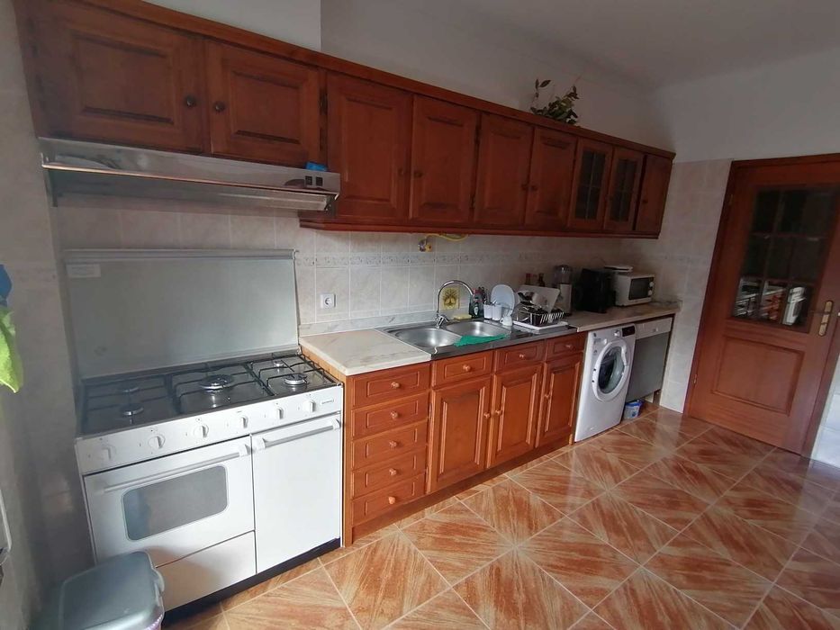Arrenda-se quarto mobiliado com todas condições mais ar condicionado em todos os quartos.