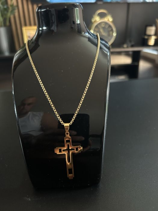 Piękny łańcuszek z krzyżykiem złoty