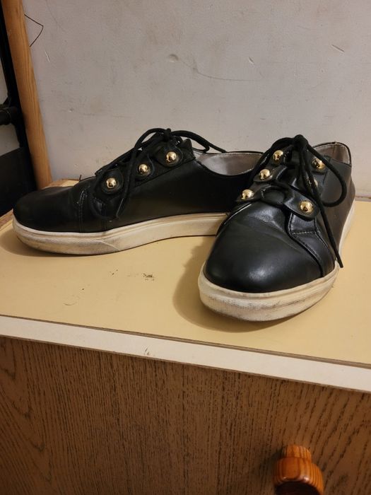 Buty trampki skórzane czarne ze złotymi elementami lekkie