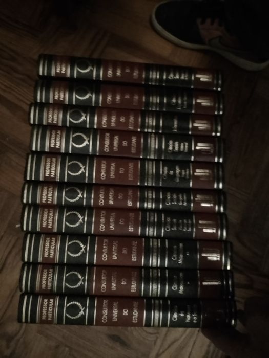 Consultor universal do Estudante 10 Volumes-80E- Creme maos 3E Desde3E