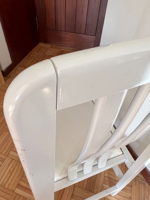 Cadeira branca com assento estofadado