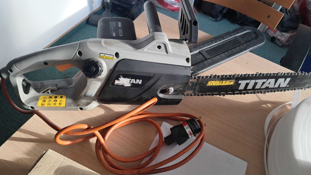 Piła łańcuchowa elektryczna.