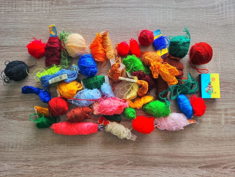 залишок ниток та бісеру , все разом