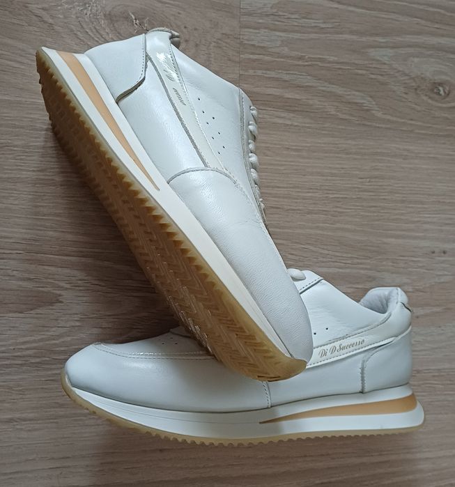 Жіноче взуття. Білі шкіряні кросівки