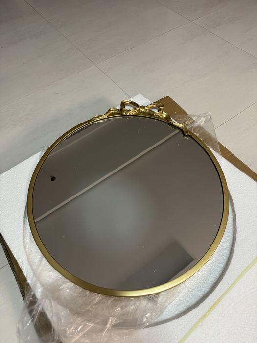 Okragle lustro scienne w stylu vintage