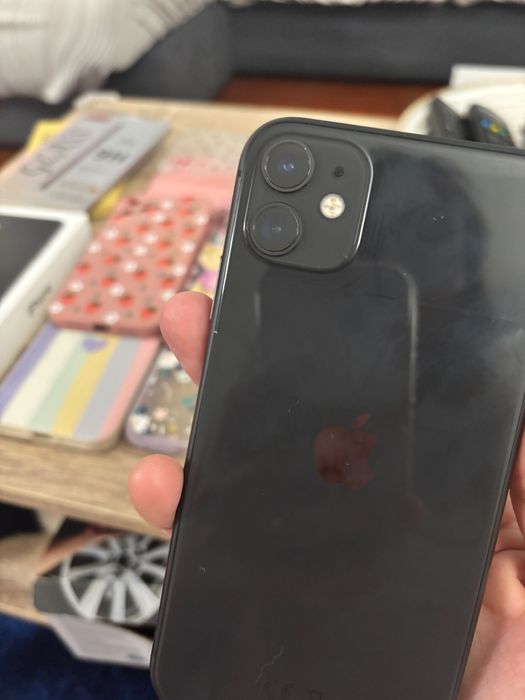 iPhone 11 com várias capas e películas, sem riscos