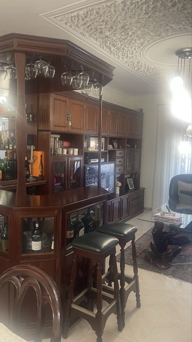 Vendemos movel de sala de estar em madeira com bar acoplado