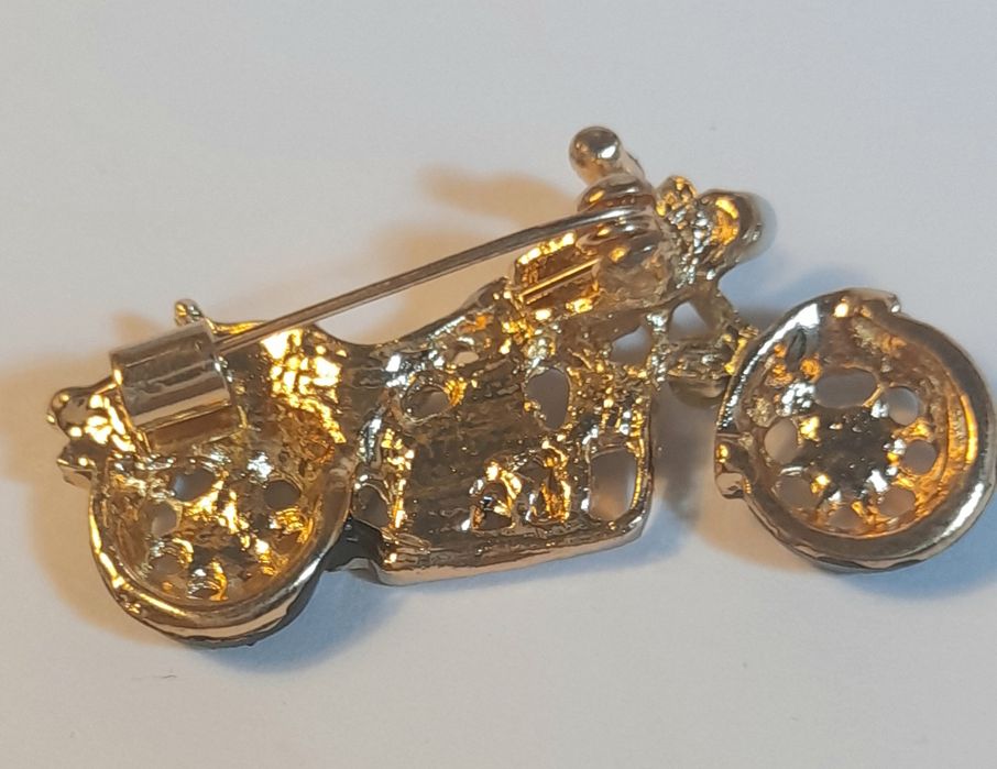 Pin com design de mota .