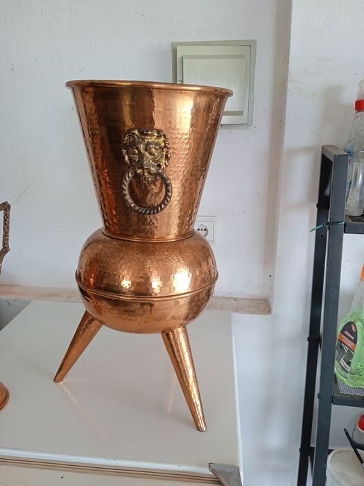 Jarras em cobre cinzelado