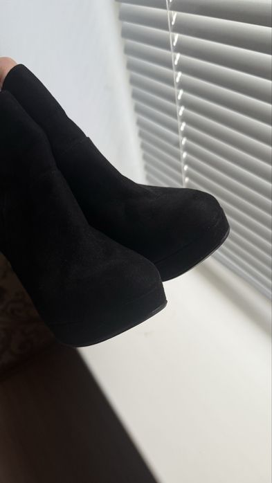 Взуття жіноче, півчоботи на підборах