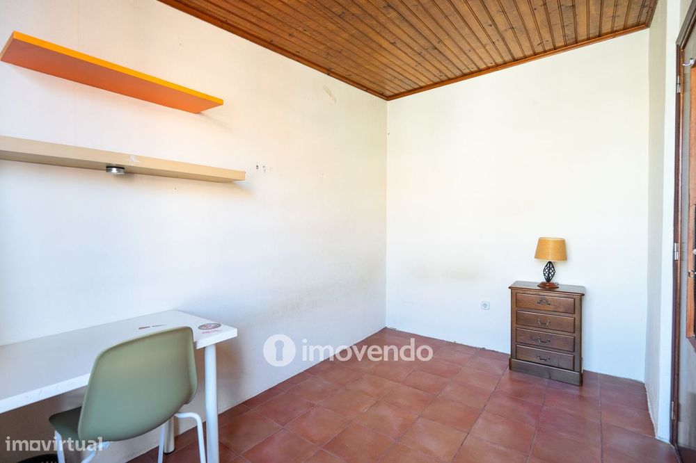 Apartamento T3, com arrecadação e boas áreas, na Estrada da Luz