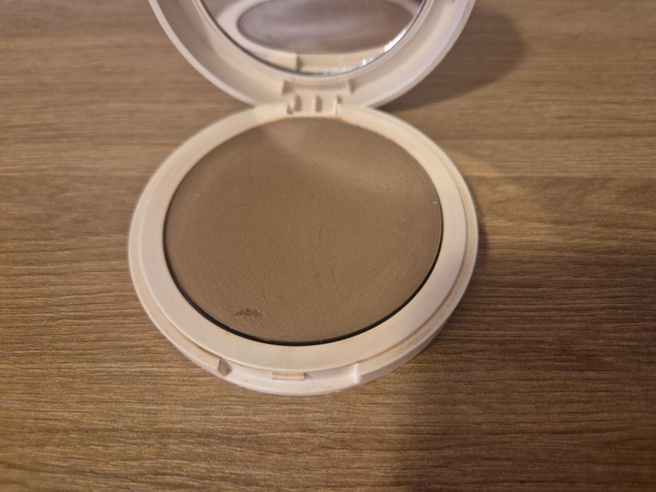 Benefit Hoola Wave Cream Bronzer Balm - brązer do twarzy w kremie Medium Deep