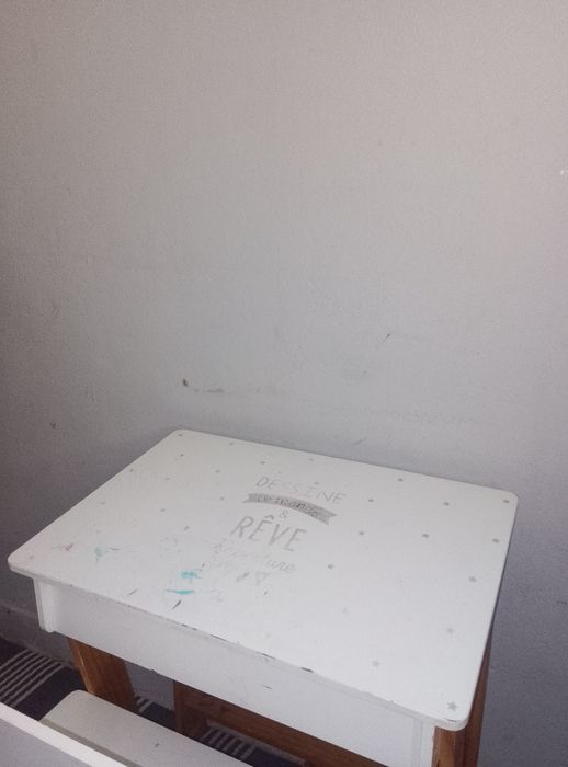 Mesa de criança c/ armazenamento.