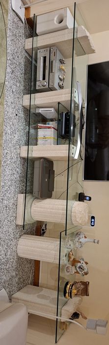 Móvel TV em pedra e vidro.