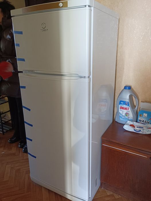 Холодильник Indesit (в нероб.стані)