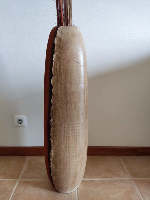 Jarra decorativa com ramos secos
