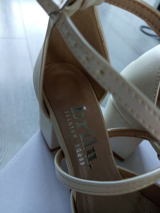 Buty ślubne na słupku