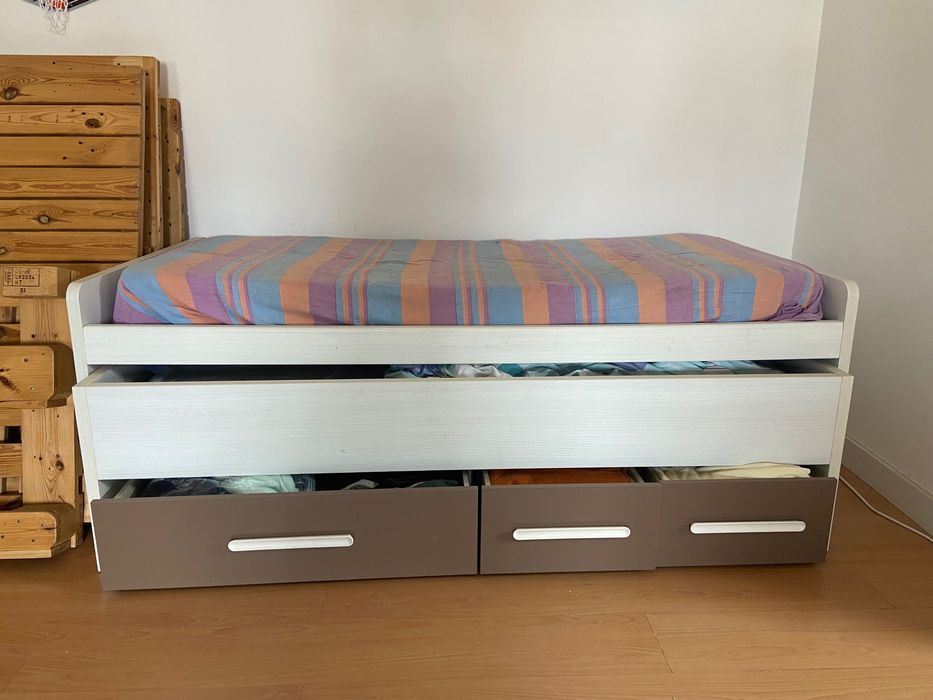 Cama dupla com gavetas de arrumação