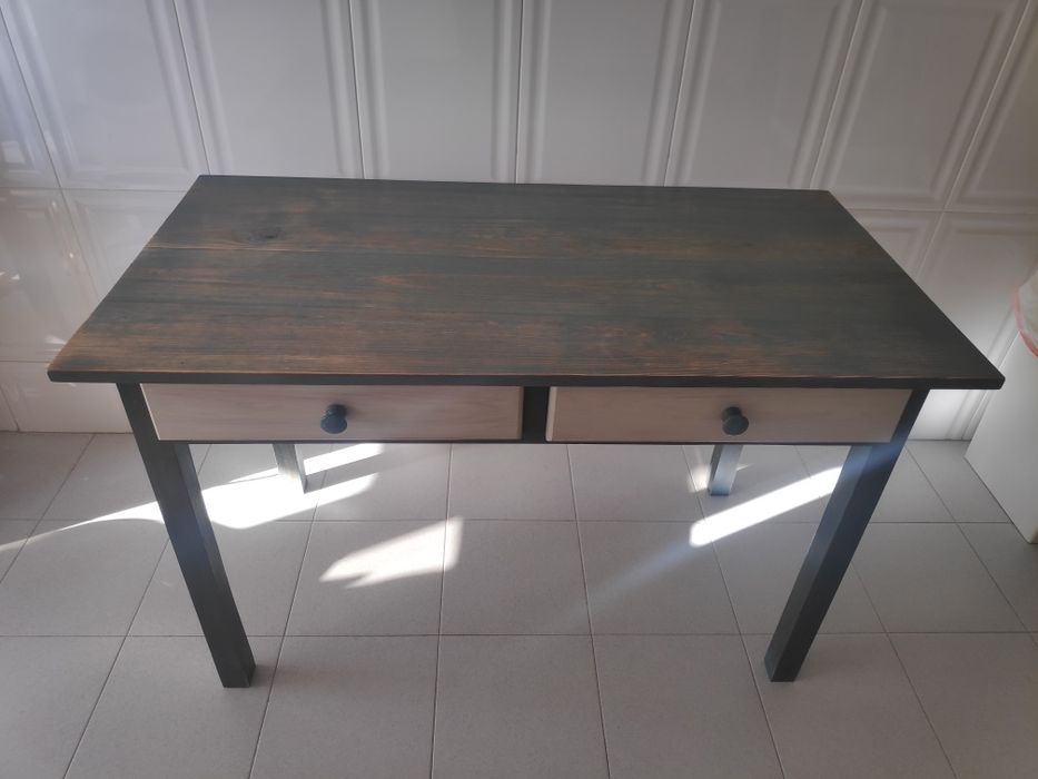 Mesa em madeira de pinho