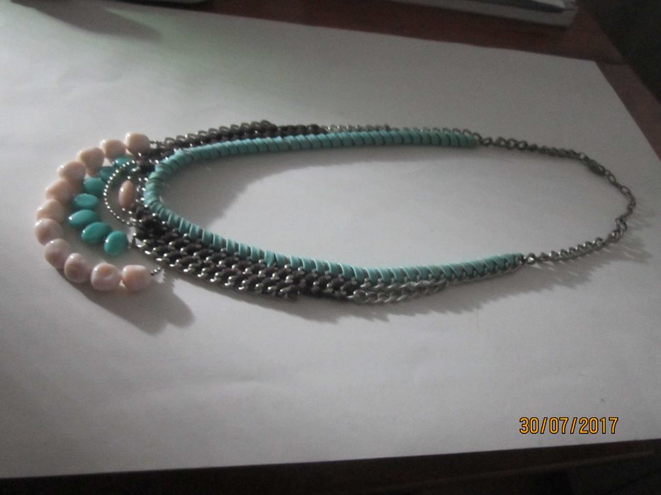 Colar azul turquesa e branco