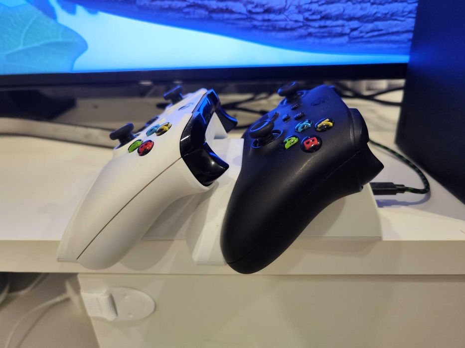 XBox Series X - 2 comandos e carregador - Como nova