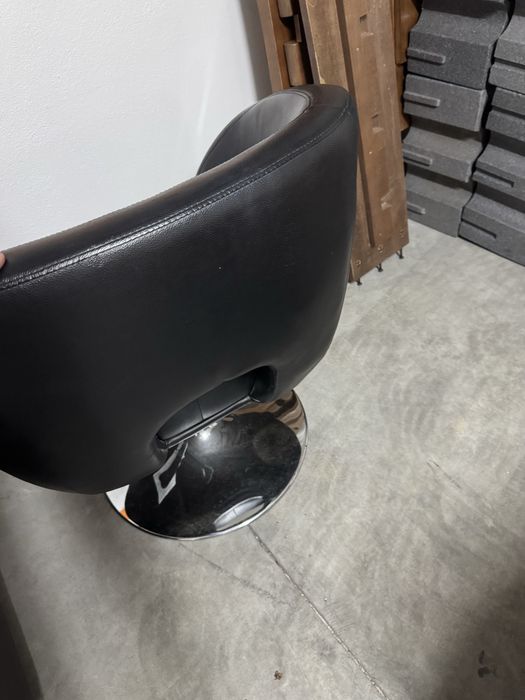 Cadeirao em pele. Apartamento modelo