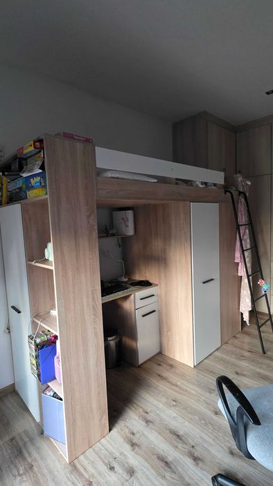 Łóżko piętrowe z biurkiem, szafą i antresolą. Ravena