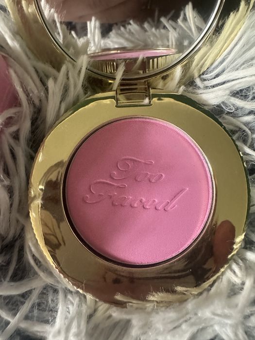 Róż too faced cloud crush