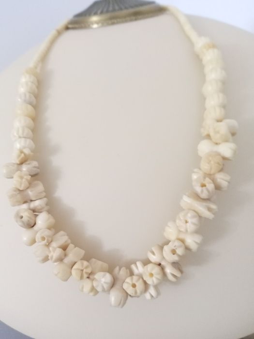 Naszyjnik z naturalnej kości.