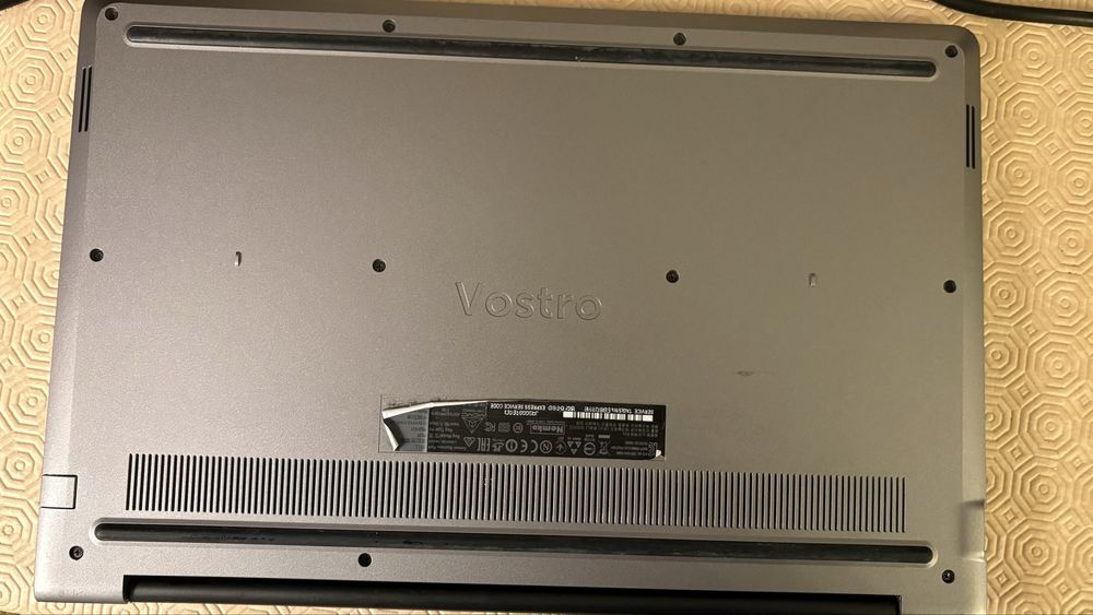 Portátil Dell Vostro 5568 i5 7ªGer 16GB RAM SSD (dobradica partida)