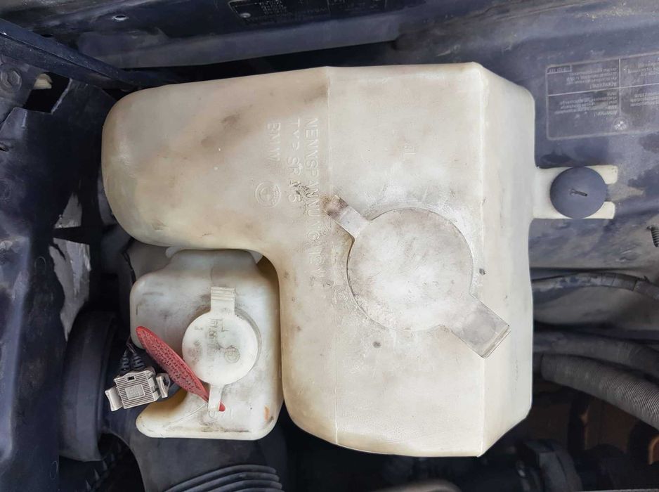 (E34) BMW 525 TDS TOURING (1994) - Depósito limpa vidros da frente -